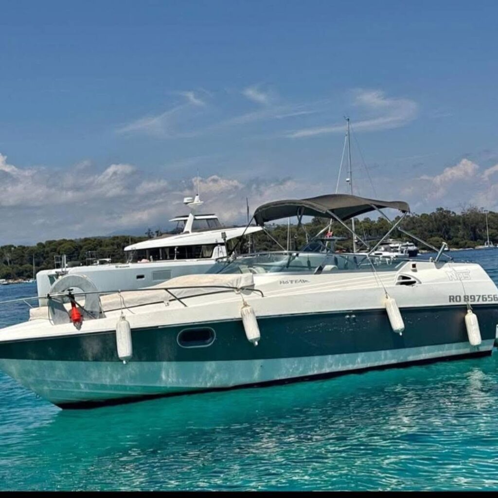 Découvrez notre bateau 7 m parfaitement équipé pour une sortie haut de gamme.